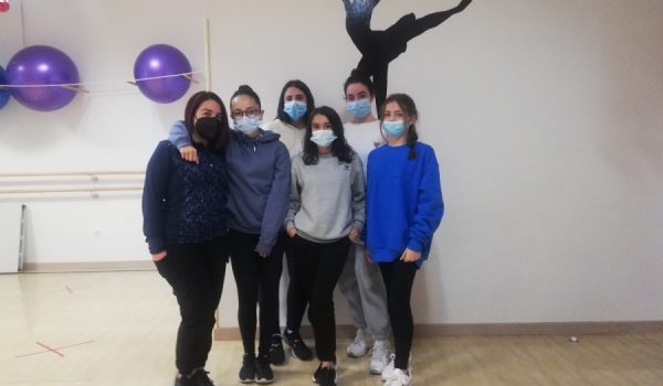 Alumnas de la escuela junto a su profesora
