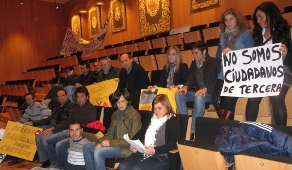 Los representantes del equipo municipal de gobierno de El Burgo, acompañados del socialista Francisco Conejo.