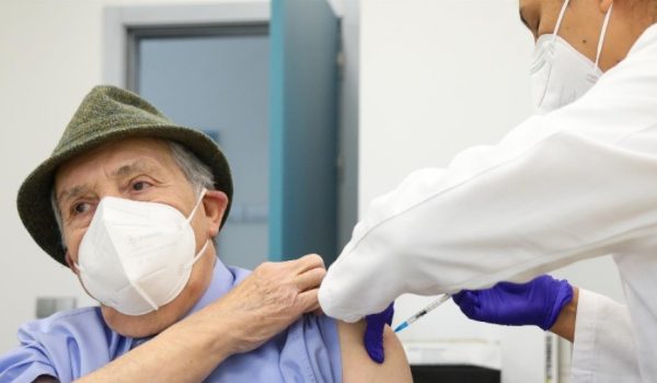 Los mayores de 60 años pueden recibir su tercera dosis de la vacuna contra el COVID-19 sin cita previa en Andalucía.