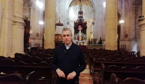 El párroco de Santa María ha organizado la representación para poner en valor el legado cultural y humano de Antonio Becerra.