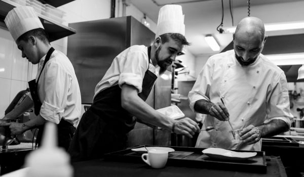 El chef Benito Gómez en la cocina del restaurante rondeño