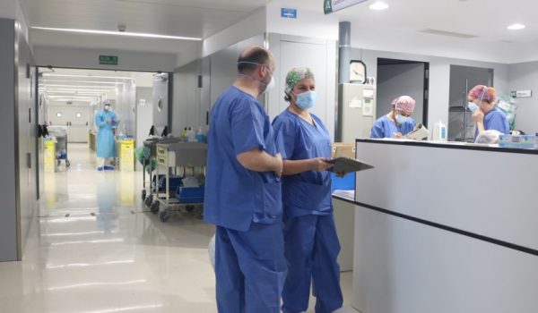 La cifra de ingresos por COVID-19 se ha contraído en las últimas horas y ya son tres los pacientes ingresados con el virus.