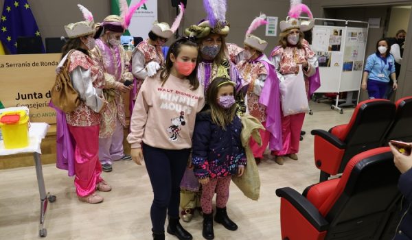 Chito repartió algunos caramelos y animó a los pequeños en su visita ayer en el Hospital Comarcal.