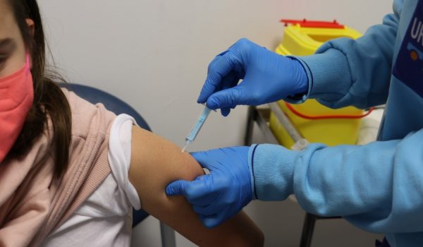 Unos 200 niños recibieron ayer su primera dosis de la vacuna contra el COVID-19 en el salón de actos del Hospital Comarcal.