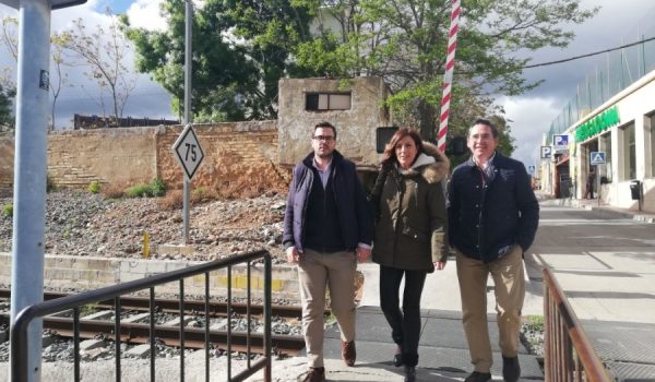 Los populares Ángel Martínez, Mari Paz Fernández y Daniel Castilla en el paso a nivel de El Fuerte (archivo).
