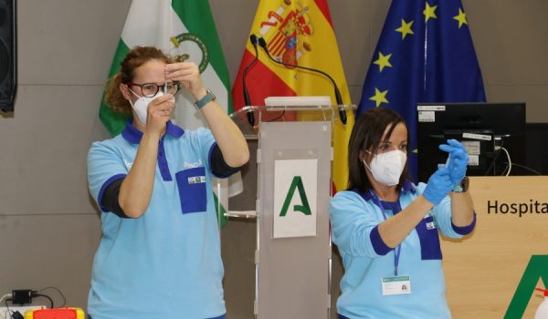 El personal sanitario administra las primeras dosis de Pfizer a niños de entre 9 y 11 años en el salón de actos del Hospital Comarcal.