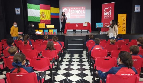 Veloz ha respondido a las dudas de los alumnos sobre su trabajo en el consulado de Ecuador.