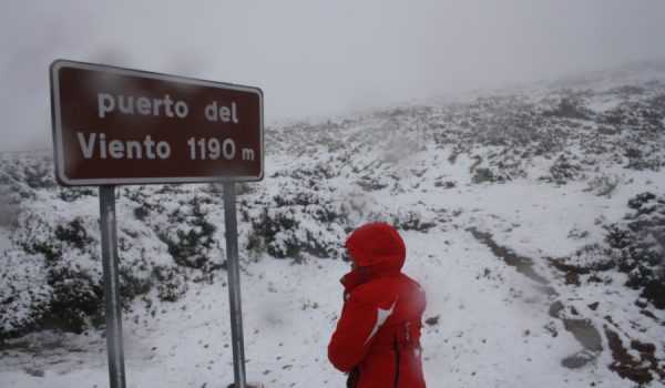 Han sido varios los rondeños que han querido contemplar de cerca la nieve.