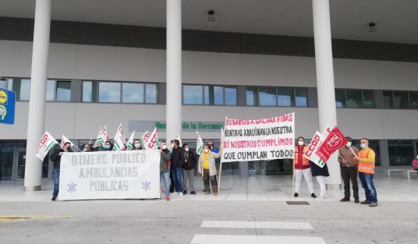 La protesta, que ha comenzado pasadas las 11.00 horas en la puerta del Hospital de Ronda, se ha prolongado hasta las 13.30 horas