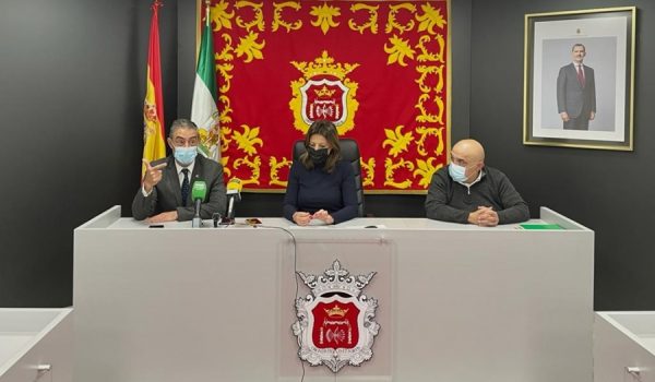 La regidora, acompañada del delegado de Urbanismo, Jesús Vázquez, y el responsable del equipo redactor del documento, Juan Carlos García de los Reyes.