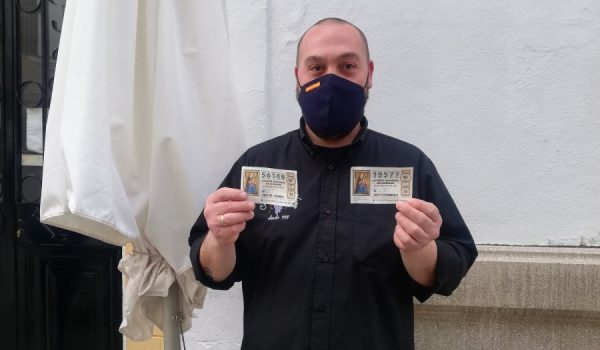 Urda posa con los dos décimos que le han dejado a una cifra de conseguir más de 400.000 euros