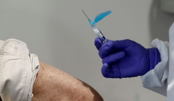 Los pacientes mayores de 60 años, personal sanitario y aquellos que recibieron las vacunas de AstraZeneca y Janssen ya son receptores de la tercera dosis.