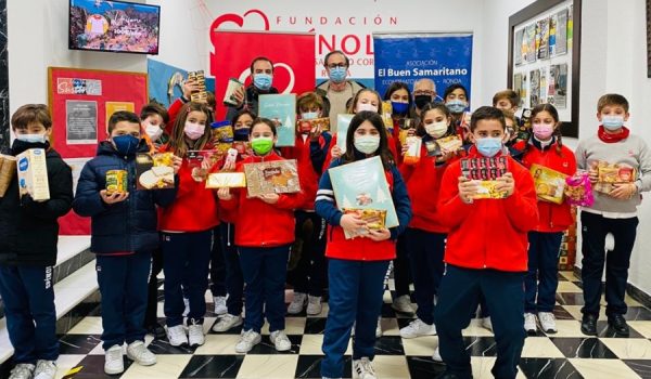 Los alumnos, junto al director del colegio, han entregado los productos este jueves al vicepresidente de la asociación, Juan Gamero, y el tesorero, Juan Alcalá