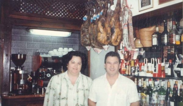 Rafael y Paqui, gerentes del Bar Maestro, en una imagen tomada en 1996.