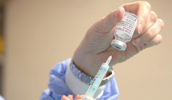 Algunos perfiles de pacientes a partir de 58 años pueden solicitar cita para acceder a la dosis de refuerzo.