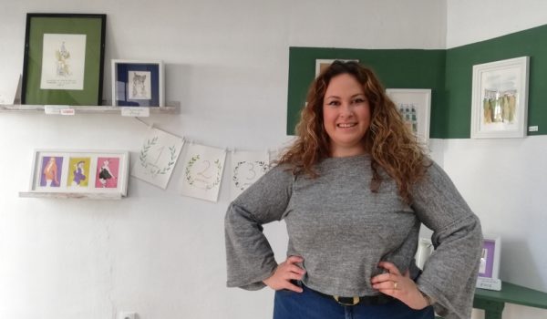 El taller de Lola se encuentra en un local de la calle Sevilla. En él también expone algunas de sus obras