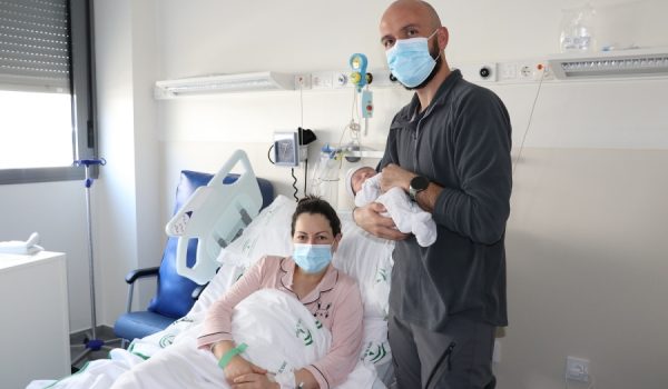 Francisco y Patricia posan con Francisco, su primer hijo, el primer serrano nacido en 2022.