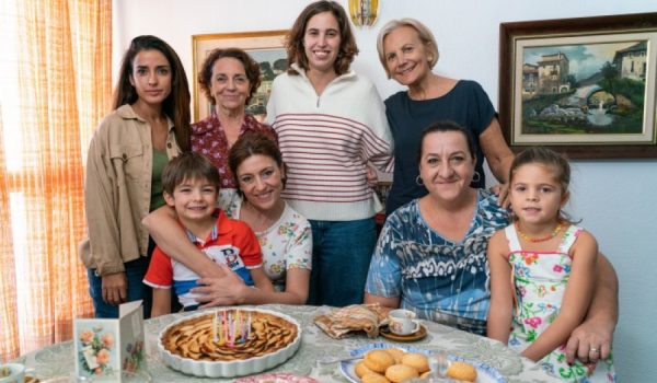 La directora rondeña con parte del elenco de Los Buenos Modales.