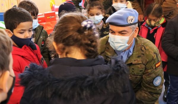 El general Armada, haciendo entrega del material donado por la empresa rondeña a niños libaneses