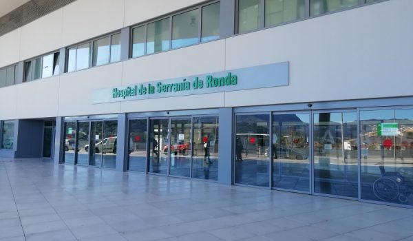 La cifra de pacientes con coronavirus en el Hospital Comarcal asciende ya a 14, dos de ellos en la UCI.