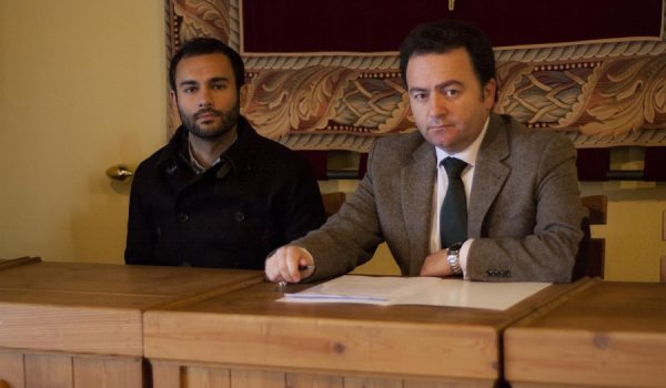 Daniel Franca, acompañado del presidente de la Agrupación de Hermandades y Cofradías, Luis Candelas.