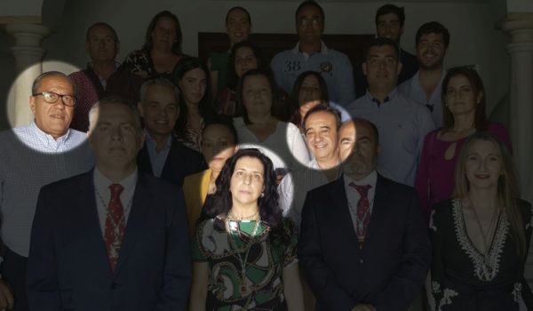 Antonio Pacheco, a la izquierda, en una imagen de grupo de Alianza Por Ronda en la que aparecen también Josefa Valle y su hermano, Antonio