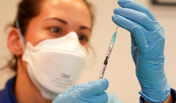 Los mayores de 50 años pueden pedir cita para acceder a la tercera dosis, o dosis de refuerzo de la vacuna contra el COVID-19.