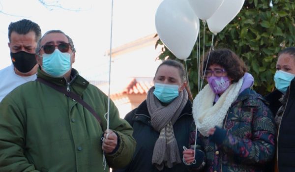 Imagen de los familiares de María Esther en la plaza del Ayuntamiento de Arriate