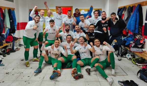 Los rondeños, celebrando su triunfo de ayer, en un partido en el que Chikini marcó un triplete