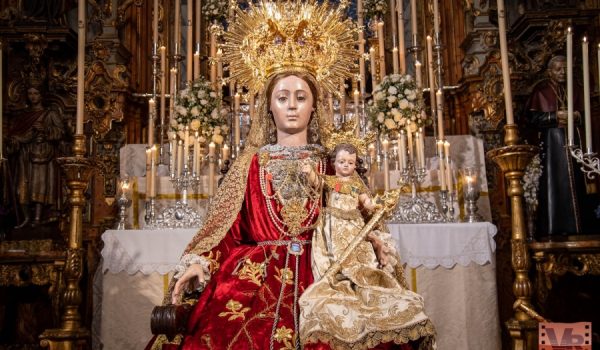 Los rondeños tuvieron la posibilidad de visitar la imagen durante su veneración ayer lunes, coincidiendo con la festividad de la Virgen de la Paz.