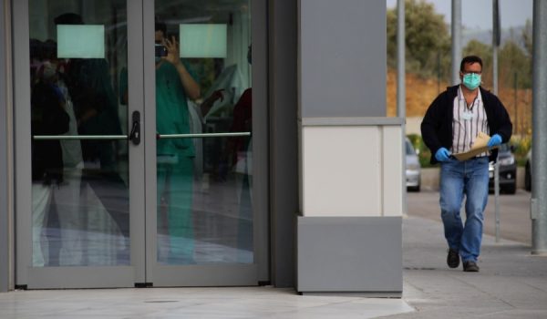Ya son 14 los ingresos relacionados con el COVID-19 en el Hospital Comarcal, uno de ellos en la UCI.
