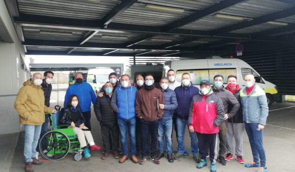 Un grupo de trabajadores del servicio de Emergencias de Ronda se han reunido esta mañana frente a las instalaciones del hospital para informar a los usuarios de su situación
