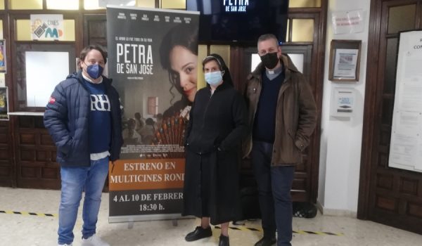 Alejandro Quero, Madre Ana y el párroco Francisco Sánchez en la recepción del centro educativo, donde se han instalado un gran cartel de la película