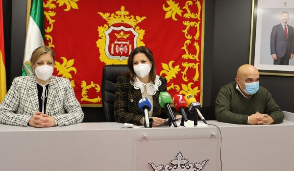 La alcaldesa de Ronda, Mª Paz Fernández, acompañada por los delegados municipales de Urbanismo, Jesús Vázquez, y Contratación, Mª Carmen Martínez