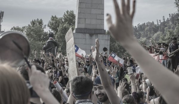 Las protestas comenzaron a finales de octubre de 2019 alentadas por el descontento social y teniendo como marco la subida de precios del transporte público.