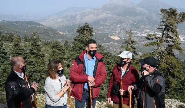 El presidente del Gobierno, Pedro Sánchez, durante su visita al Parque Nacional Sierra de las Nieves de Málaga, acompañado por la vicepresidenta tercera y ministra para la Transición Ecológica y el Reto Demográfico, Teresa Ribera.