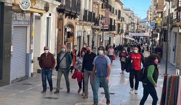 El uso de mascarillas en exteriores sigue siendo obligatorio, mientras no se respete la distancia interpersonal.