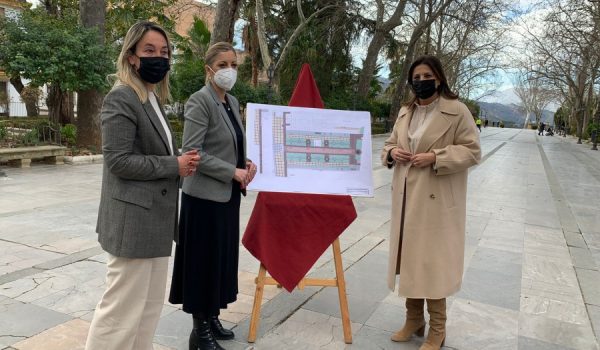 La alcaldesa de Ronda, Mª Paz Fernández, acompañada de las delegadas municipales de Contratación, Mª Carmen Martínez, y Cultura, Alicia López, fue la encargada de presentar el proyecto en la jornada de ayer en la propia Alameda