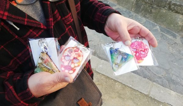 Sus diseños más famosos son una calavera y el Puente Nuevo