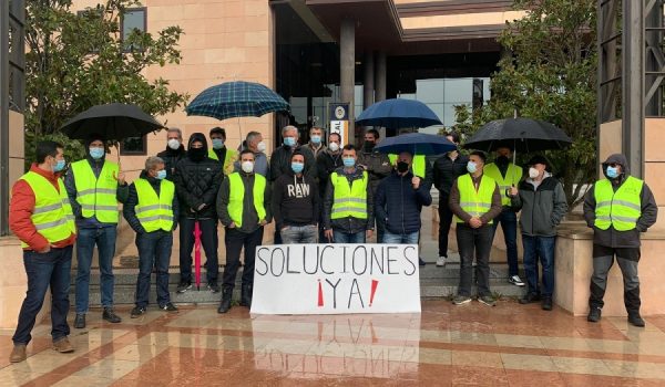 El acto se ha sustanciado en la lectura de un manifiesto a las puertas de la Jefatura.