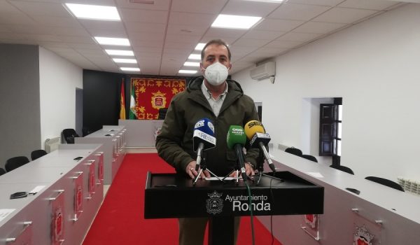 Juan Carlos González ha comparecido esta mañana en el salón de plenos del Ayuntamiento de Ronda para comunicar su decisión ante los medios de comunicación