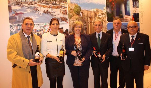 La representación rondeña ha contado con el apoyo de una amplia representación de los empresarios bodegueros rondeños.