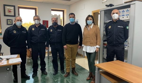 Serrano, acompañado de la alcaldesa, ha visitado este lunes la Jefatura de la Policía Local de Ronda