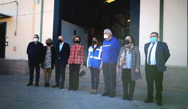 Testón (la segunda persona empezando por la derecha de la imagen) posa junto a Doña Sofía y los representantes de diferentes asociaciones frente al almacén malagueño de Bancosol.