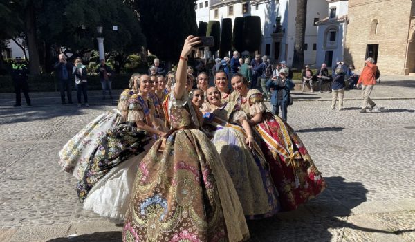 La Fallera Mayor, Carmen Carbonell y su corte han llamado muchísimo la atención de rondeños y turistas