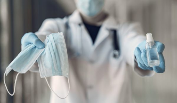 Las autoridades sanitarias siguen recomendando el uso de mascarillas en interiores y el lavado frecuente de manos para prevenir posibles contagios.