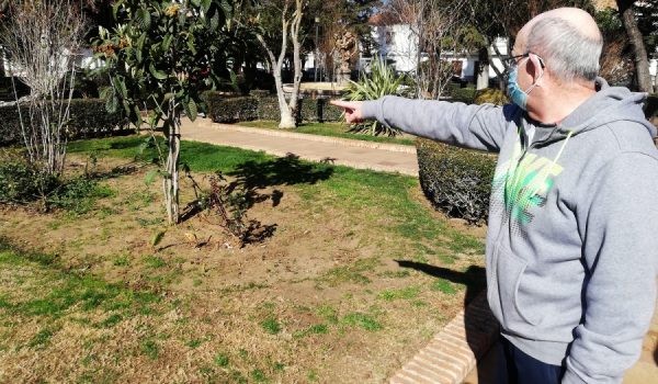 Pepe, vecino de la plaza de San Cristóbal, nos muestra el lamentable estado en el que se encuentran los jardines debido a los excrementos de las mascotas