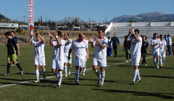 El público supo reconocer al final del encuentro el esfuerzo realizado por los jugadores rondeños.
