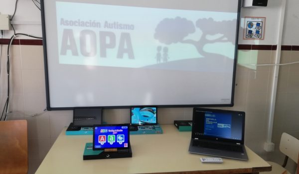 AOPA ha instalado una zona TIC en una de las aulas asignadas al colectivo en el Centro Cívico María Matilde Schemm