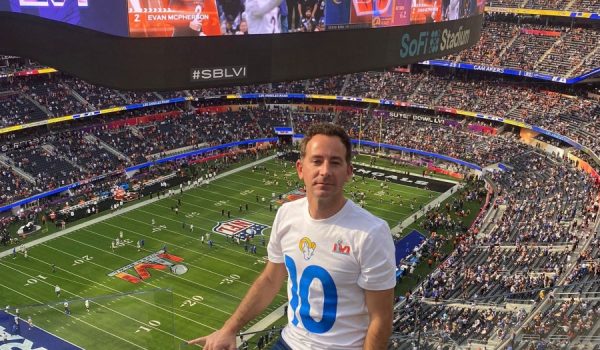 Dorado, durante el transcurso del partido, con la camiseta de los Rams